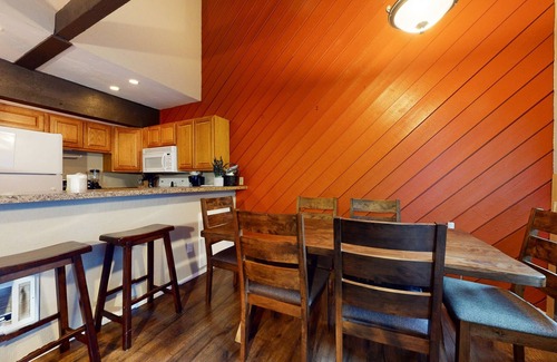 Majestic Pines Condominio | Bigwood 63 Cozy Mountain Home, 1 Car Garage, Close to Eagle Lodge by RedAwning