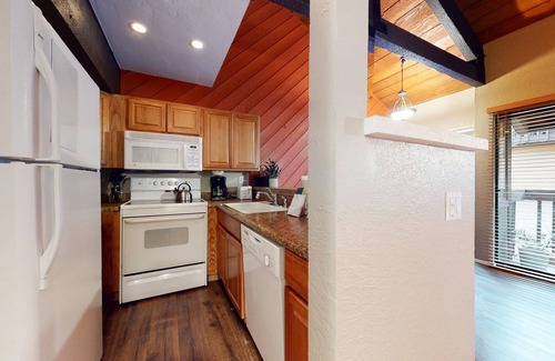 Majestic Pines Condominio | Bigwood 63 Cozy Mountain Home, 1 Car Garage, Close to Eagle Lodge by RedAwning