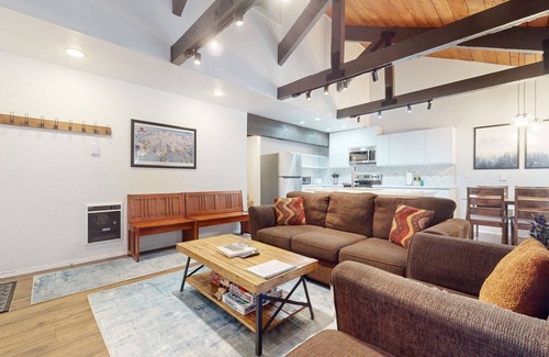 Majestic Pines Condominio | Bigwood 63 Cozy Mountain Home, 1 Car Garage, Close to Eagle Lodge by RedAwning