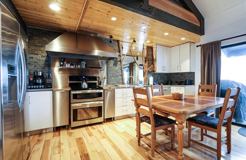 Majestic Pines Condominio | Bigwood 80 Remodeled, Private Washer Dryer, Close to Eagle Lodge by RedAwning
