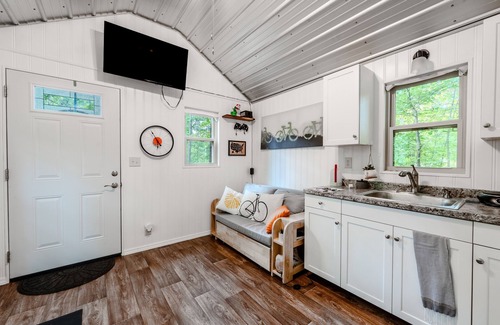 Bella Vista Cabina | Biker's Haven: Cozy Tiny Home w/ Outdoor Lounge