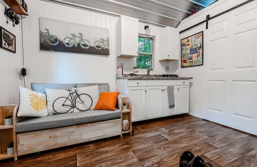Bella Vista Cabina | Biker's Haven: Cozy Tiny Home w/ Outdoor Lounge