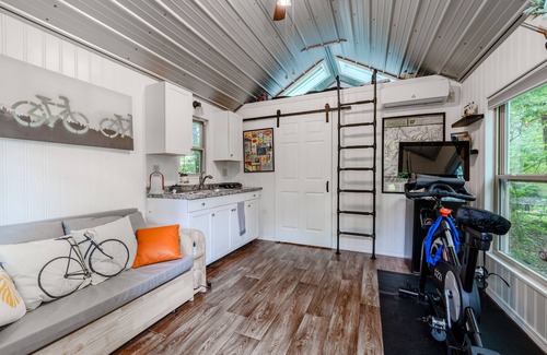 Bella Vista Cabina | Biker's Haven: Cozy Tiny Home w/ Outdoor Lounge
