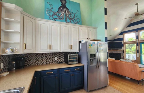 Ocracoke Casa | Esta casa profesionalmente decorado ofrece una piscina privada y una bañera de hidromasaje.