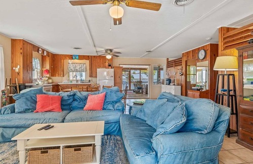 Alligator Point Casa | Bill's Bay Breeze is the perfect spot for a family vacation or a weekend getaway