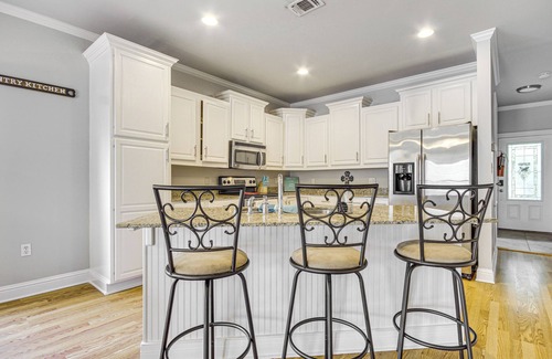 Biloxi Condominio | Biloxi Condo w/ Community Pool ~ Half-Mi to Beach!