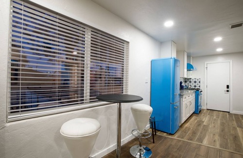 Encanto Casa | Biltmore Bungalows Triplex w/Heated Pool, Carports, 9 Smart TVs, W/D, Fast WiFi