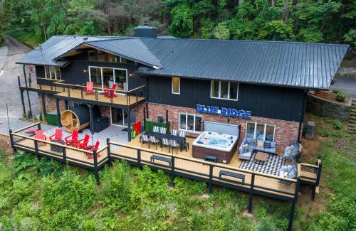 Skyland Casa | Biltmore Forest Retreat Sauna Hot tub Game Rm