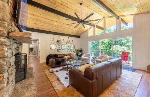 Skyland Casa | Biltmore Forest Retreat Sauna Hot tub Game Rm