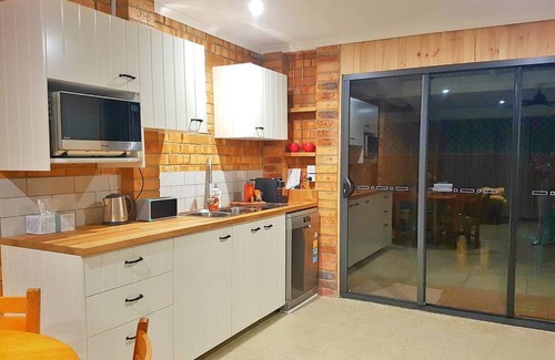 Rye Apartamento | Pocos minutos a pie de playa y tiendas, renovado y moderno, televisión inteligente, WIFI