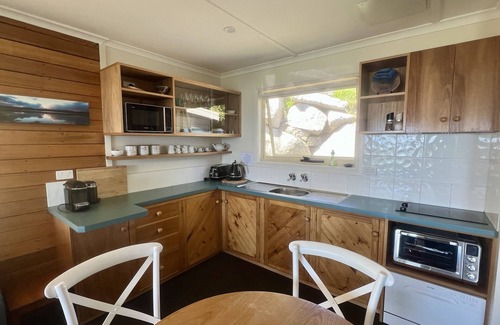 Binalong Bay Cabaña | BINALONG BEACH COTTAGE Beachfront Next door to restaurant. King Bed for couples