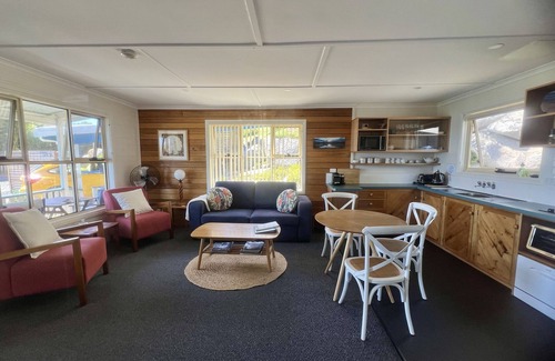 Binalong Bay Cabaña | BINALONG BEACH COTTAGE Beachfront Next door to restaurant. King Bed for couples