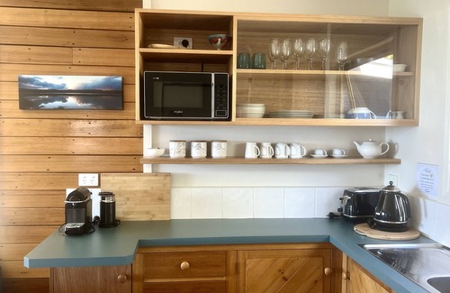 Binalong Bay Cabaña | BINALONG BEACH COTTAGE Beachfront Next door to restaurant. King Bed for couples