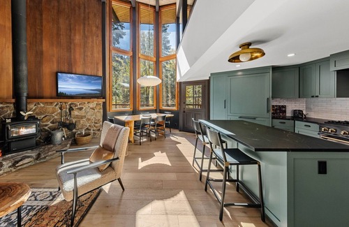 Alpine Meadows Casa | Birchwood - Remodeled 3 BR- Wood Fireplace- Private Hot Tub- Ski Shuttle