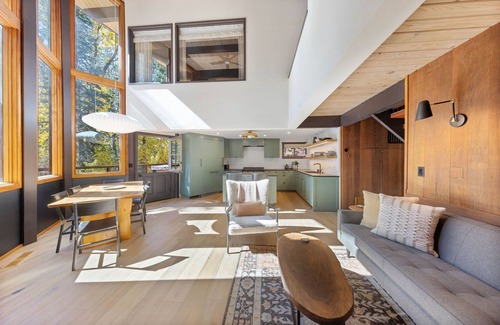 Alpine Meadows Casa | Birchwood - Remodeled 3 BR- Wood Fireplace- Private Hot Tub- Ski Shuttle