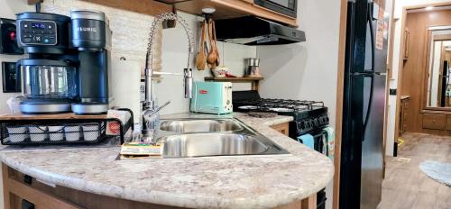 Smithville Casa | Bird House, Romance Glamping Pup Paradise Near River ADA