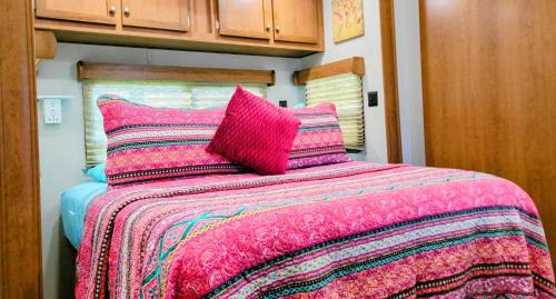 Smithville Casa | Bird House, Romance Glamping Pup Paradise Near River ADA