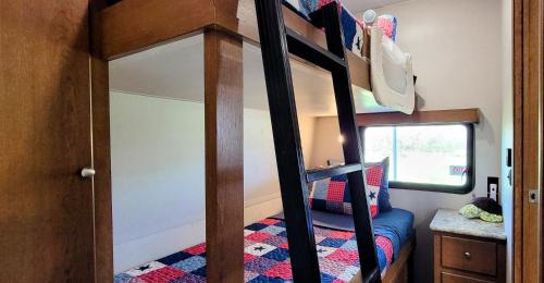 Smithville Casa | Bird House, Romance Glamping Pup Paradise Near River ADA
