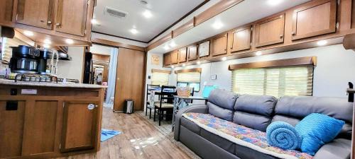 Smithville Casa | Bird House, Romance Glamping Pup Paradise Near River ADA