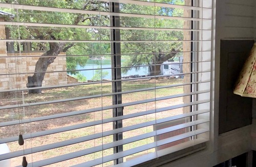 Pedernales Bend Cabaña | BIRDHOUSE COTTAGE - King Bed: Cozy cottage with lake views
