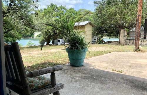 Pedernales Bend Cabaña | BIRDHOUSE COTTAGE - King Bed: Cozy cottage with lake views