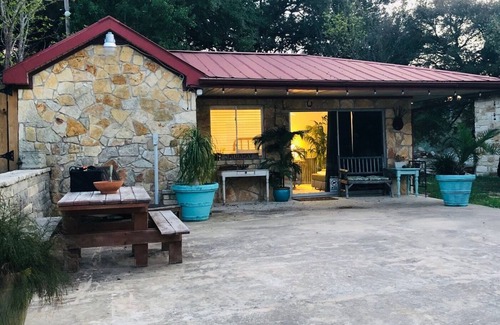 Pedernales Bend Cabaña | BIRDHOUSE COTTAGE - King Bed: Cozy cottage with lake views