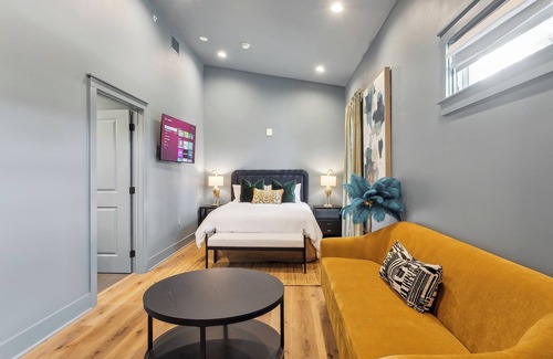 Faubourg Marigny Hotel | "Birds of Orleans"-Queen Suite with Kitchenette at Faubourg Orleans