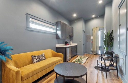 Faubourg Marigny Hotel | "Birds of Orleans"-Queen Suite with Kitchenette at Faubourg Orleans
