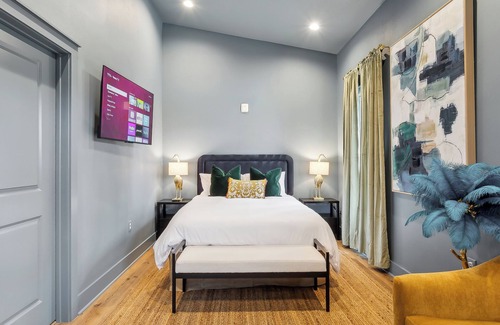 Faubourg Marigny Hotel | "Birds of Orleans"-Queen Suite with Kitchenette at Faubourg Orleans