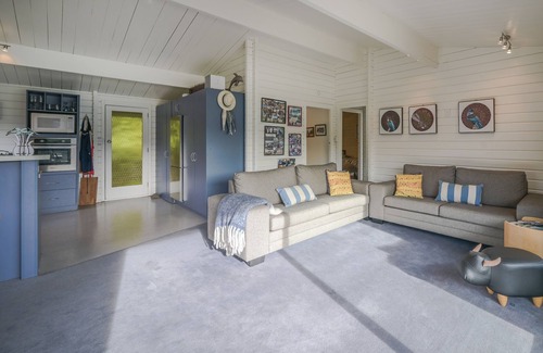 Akaroa Casa | Birdsong Bliss - Takamatua Holiday Home