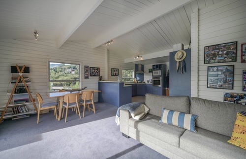 Akaroa Casa | Birdsong Bliss - Takamatua Holiday Home