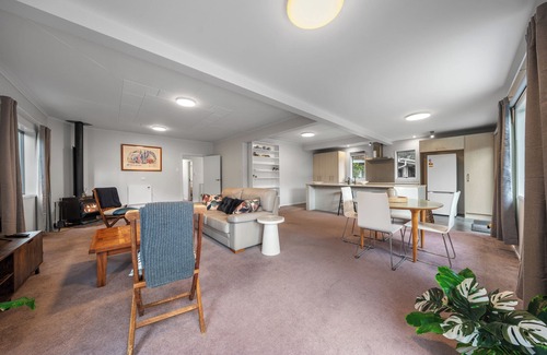 Titirangi Casa | Birdsong Retreat - Titirangi Holiday Home
