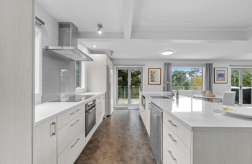 Titirangi Casa | Birdsong Retreat - Titirangi Holiday Home