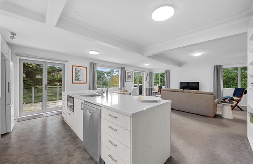 Titirangi Casa | Birdsong Retreat - Titirangi Holiday Home