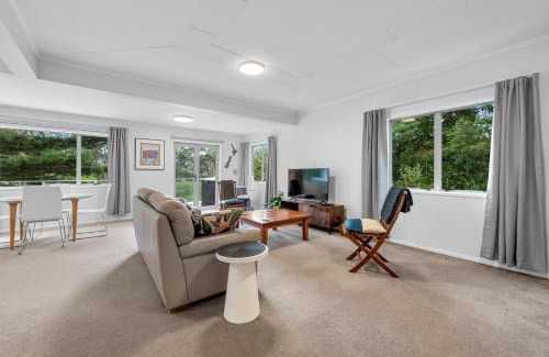 Titirangi Casa | Birdsong Retreat - Titirangi Holiday Home