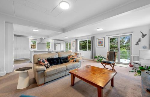 Titirangi Casa | Birdsong Retreat - Titirangi Holiday Home