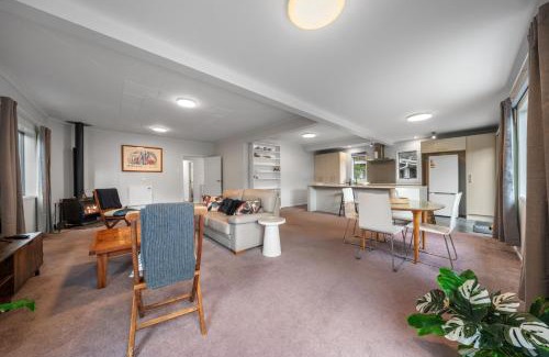 Titirangi Casa | Birdsong Retreat - Titirangi Holiday Home