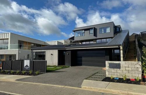 Raglan Casa | Birdsong Waterview 3 Bedroom Executive Home