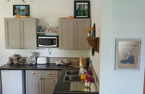 Kaslo Cabaña | Charming Downtown Vacation Apartment en Heritage Home