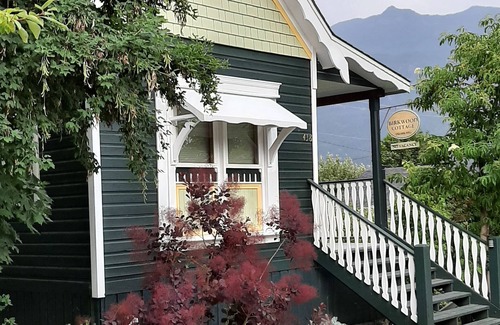 Kaslo Cabaña | Charming Downtown Vacation Apartment en Heritage Home