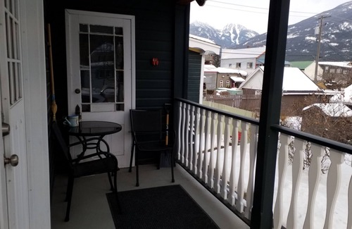 Kaslo Cabaña | Charming Downtown Vacation Apartment en Heritage Home