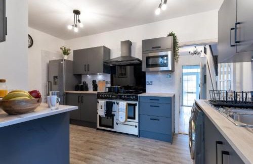Castle Bromwich Casa | Birmingham Gem-Stylish 5 Bed house near NEC, BHX, HS2 - Huge Parking & Fast WiFi!