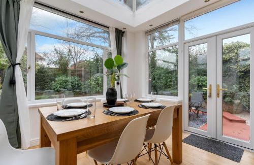 Castle Bromwich Casa | Birmingham Gem-Stylish 5 Bed house near NEC, BHX, HS2 - Huge Parking & Fast WiFi!