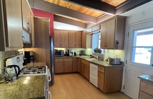 West Bishop Casa | Bishop FullHouse great for families and friends