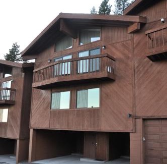 Incline Village Casa | Bitterbrush - 400 Fairview Boulevard - very close to Diamond Peak and beaches - WSTR21-0086 - Tax ID W4900 - Max 7 people, 2 cars parking in carports
