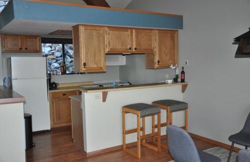 Incline Village Casa | Bitterbrush - 400 Fairview Boulevard - very close to Diamond Peak and beaches - WSTR21-0086 - Tax ID W4900 - Max 7 people, 2 cars parking in carports