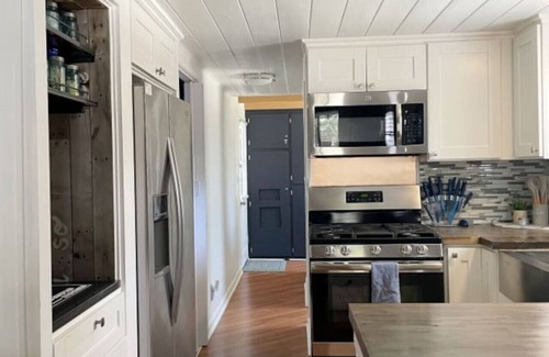 Wrightwood Apartamento | Charming Cabin | Kid & Pet Friendly, Wood Burning Fireplace