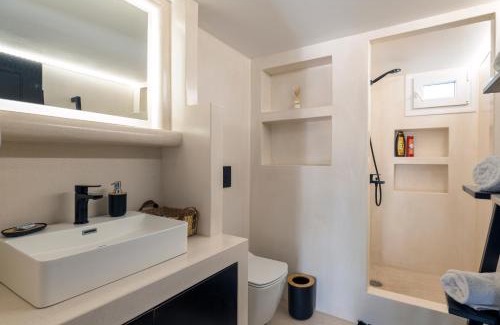 Apollonia Apartamento | Black and White Apartment