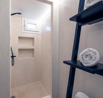 Apollonia Apartamento | Black and White Apartment