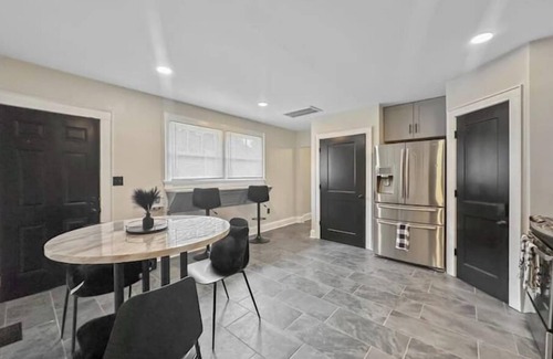 Enderly Park Casa | Black and white chic retreat